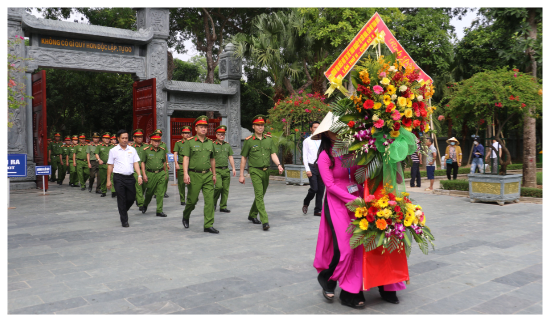 Đoàn đại biểu Hội thi thể thao nghiệp vụ cứu nạn, cứu hộ toàn quốc dâng hoa, dâng hương về nguồn