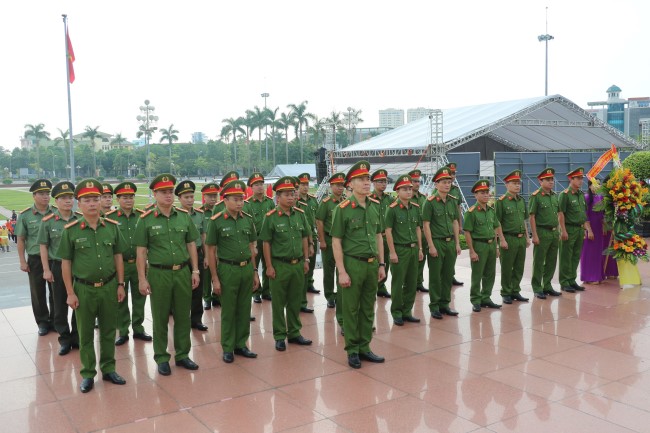 Đoàn dâng hoa tưởng niệm Bác Hồ tại Quảng trường Hồ Chí Minh