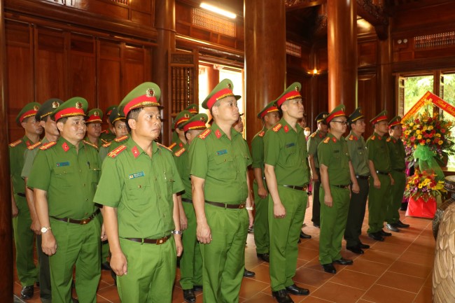 Dâng hoa tại Nhà tưởng niệm Bác Hồ ở Khu di tích Kim Liên