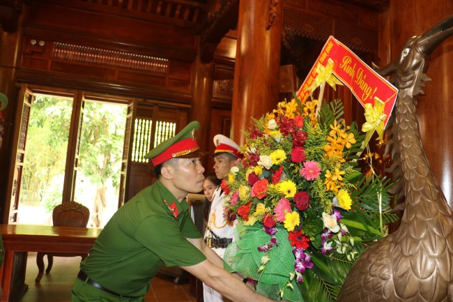 Thay mặt đoàn đại biểu, đồng chí Đại tá Cao Minh Huyền, Phó Giám đốc Công an tỉnh Nghệ An dâng lẵng hoa tươi thắm lên anh linh Chủ tịch Hồ Chí Minh