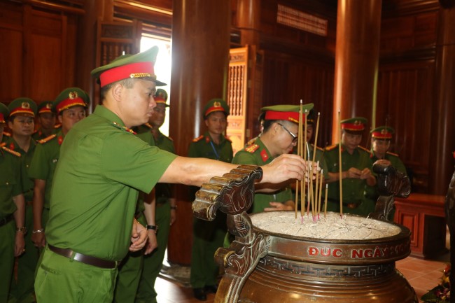 Dâng nén hương thơm tưởng nhớ công ơn trời biển của Chủ tịch Hồ Chí Minh