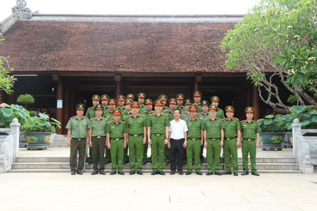 Các đại biểu chụp ảnh lưu niệm tại Khu di tích Kim Liên