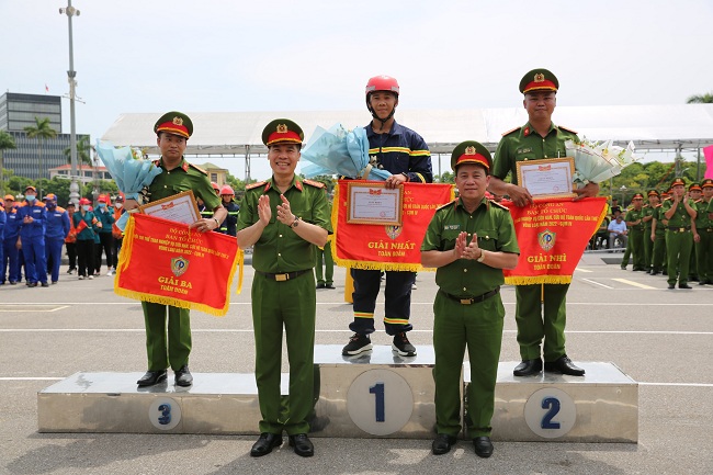 Trao giải Nhất, Nhì, Ba toàn đoàn cho các đội có thành tích cao