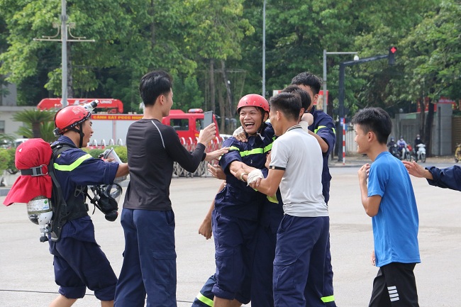 và chiến thắng giành cho người xứng đáng nhất