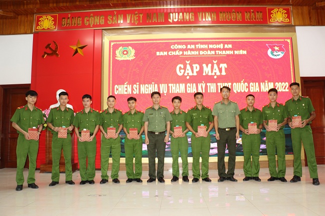 Trao phần quà động viên cho các em tham gia kỳ thi THPT Quốc gia năm 2022