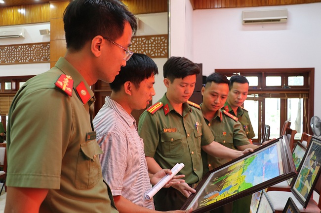 Ban tổ chức tiến hành chấm ảnh cuộc thi