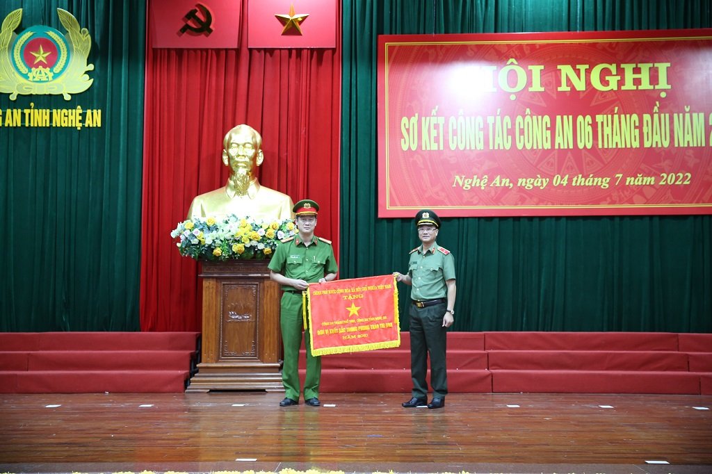 Thừa ủy quyền của Thủ tướng Chính phủ, đồng chí Thiếu tướng Phạm Thế Tùng, Ủy viên Ban Thường vụ Tỉnh ủy, Bí thư Đảng ủy, Giám đốc Công an tỉnh trao Cờ thi đua Chính phủ cho Công an thành phố Vinh đã có thành tích xuất sắc, dẫn đầu trong phong trào thi đua “Vì an ninh Tổ quốc” cấp cơ sở năm 2021, góp phần bảo đảm an ninh quốc gia và giữ gìn trật tự an toàn xã hội