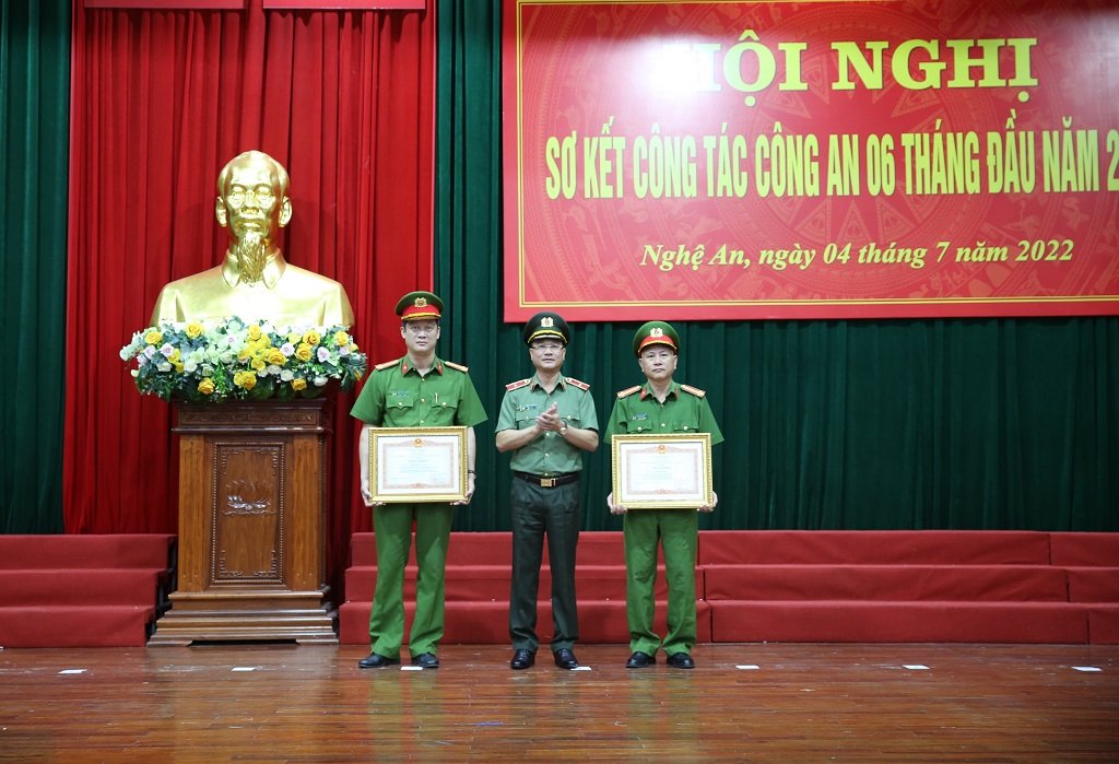 Trao Bằng khen của Thủ tướng Chính phủ cho 02 cá nhân đã có thành tích xuất sắc trong huấn luyện, phục vụ chiến đấu, xây dựng lực lượng Công an nhân dân, giữ gìn an ninh chính trị, trật tự an toàn xã hội, góp phần xây dựng chủ nghĩa xã hội và bảo vệ Tổ quốc