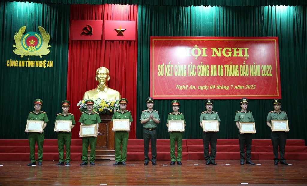 Trao Bằng khen của Bộ Công an cho 04 tập thể và 20 cá nhân đã có thành tích xuất sắc trong đấu tranh phòng chống tội phạm, góp phần bảo vệ an ninh quốc gia, bảo đảm trật tự an toàn xã hội.