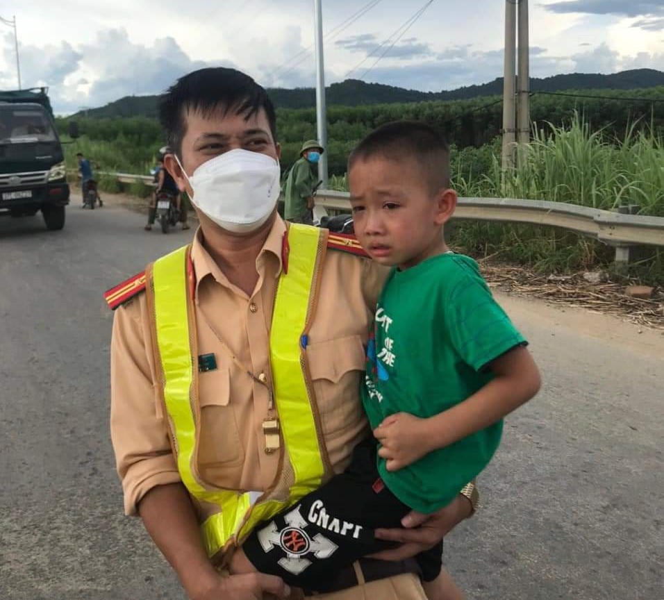 Thời điểm Tổ công tác phát hiện, bé trai đang đứng khóc bên lề đường với biểu hiện mệt mỏi