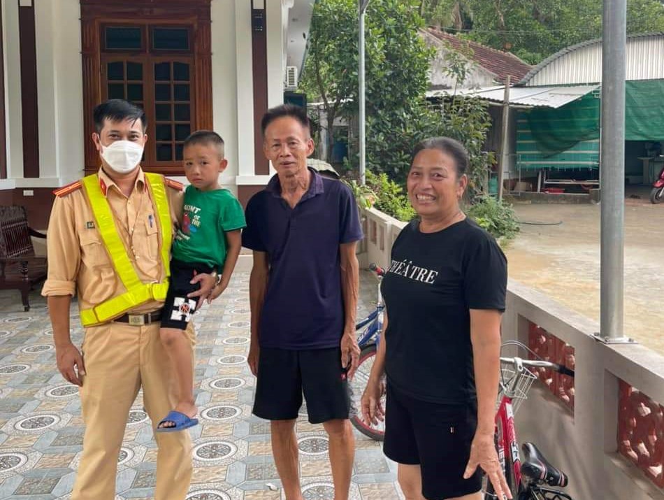 Tổ công tác liên hệ và hỗ trợ đưa cháu Duy về nhà bàn giao cho gia đình