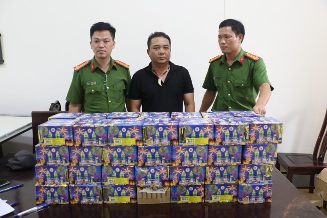 Hồ Diên Thư bị bắt khi đang vận chuyển 100 khối pháo trên xe khách