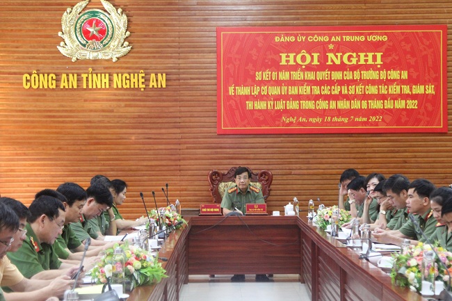 Đồng chí Đại tá Hồ Văn Tứ, Phó Bí thư Đảng ủy, Chủ nhiệm Ủy ban Kiểm tra Đảng ủy Công an tỉnh, Phó Giám đốc Công an tỉnh chủ trì tại điểm cầu Công an tỉnh Nghệ An