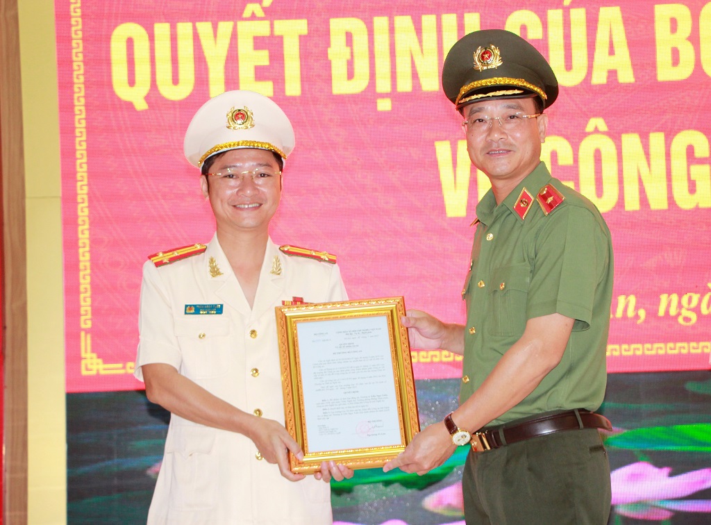 Thừa ủy quyền của Bộ trưởng Bộ Công an, đồng chí Thiếu tướng Phạm Thế Tùng, Giám đốc Công an tỉnh trao quyết định bổ nhiệm chức vụ Phó Giám đốc Công an tỉnh Nghệ An cho Thượng tá Trần Ngọc Tuấn