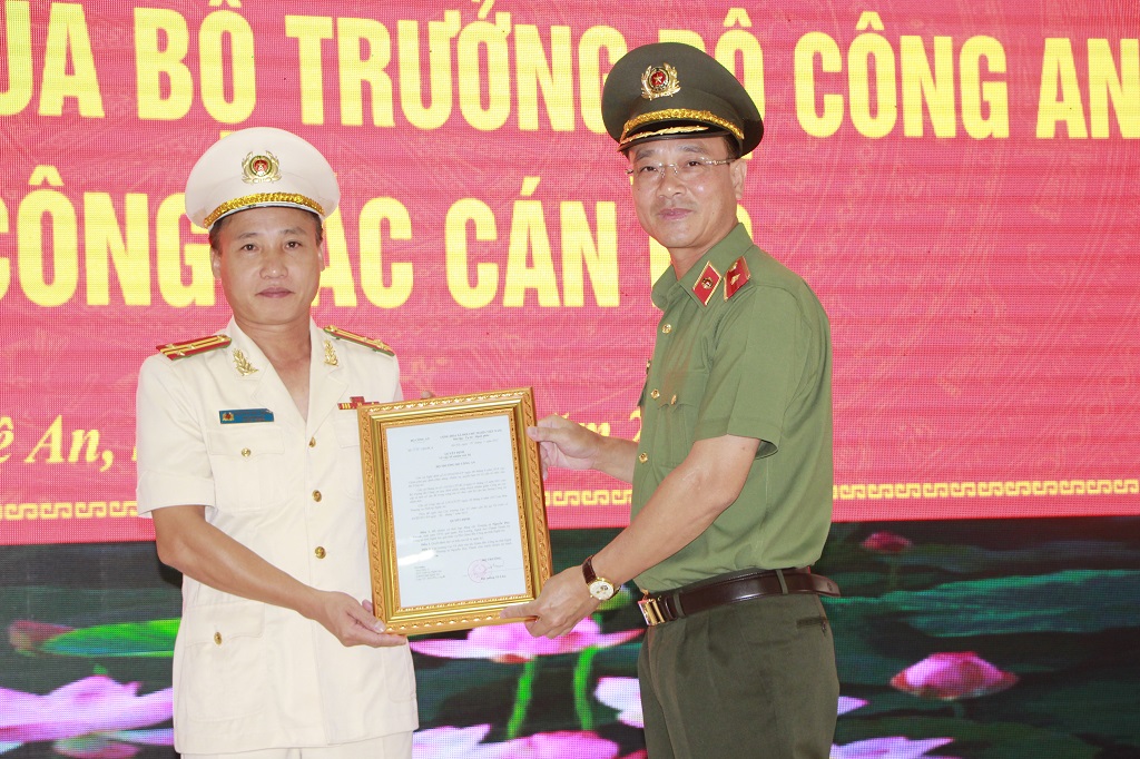 Thừa ủy quyền của Bộ trưởng Bộ Công an, đồng chí Thiếu tướng Phạm Thế Tùng, Giám đốc Công an tỉnh trao quyết định bổ nhiệm chức vụ Phó Giám đốc Công an tỉnh Nghệ An cho Thượng tá Nguyễn Duy Thanh