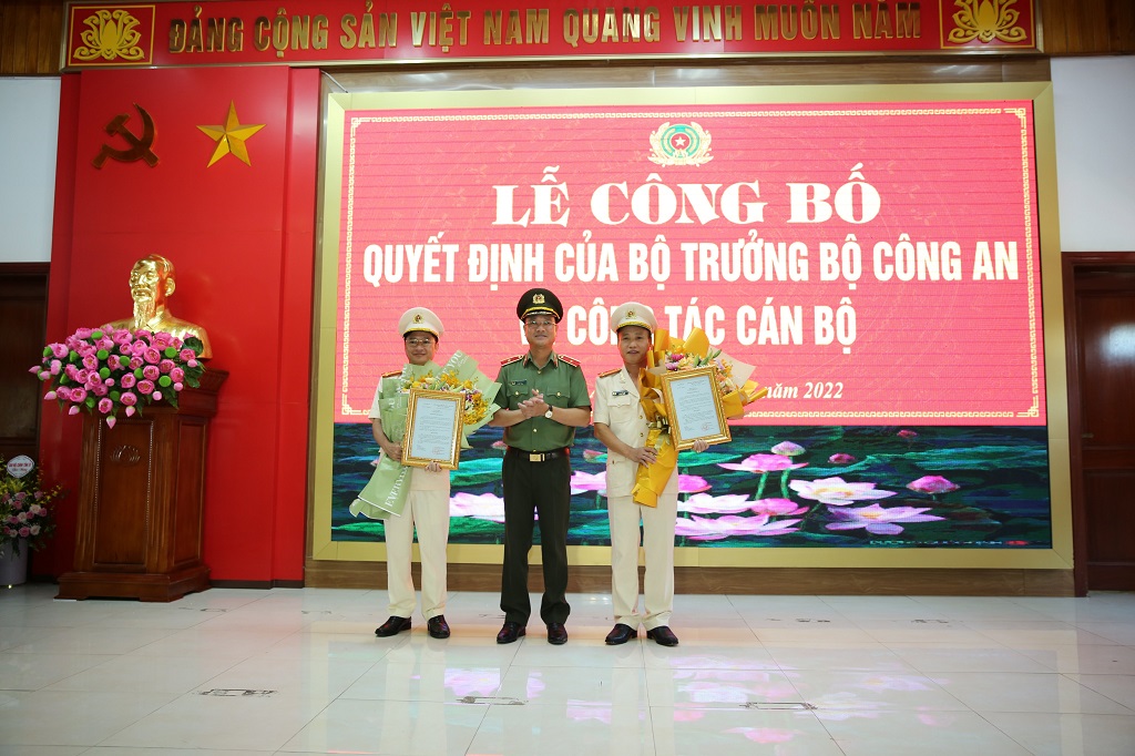 Đồng chí Thiếu tướng Phạm Thế Tùng, Giám đốc Công an tỉnh chúc mừng đồng chí Thượng tá Trần Ngọc Tuấn và đồng chí Thượng tá Nguyễn Duy Thanh