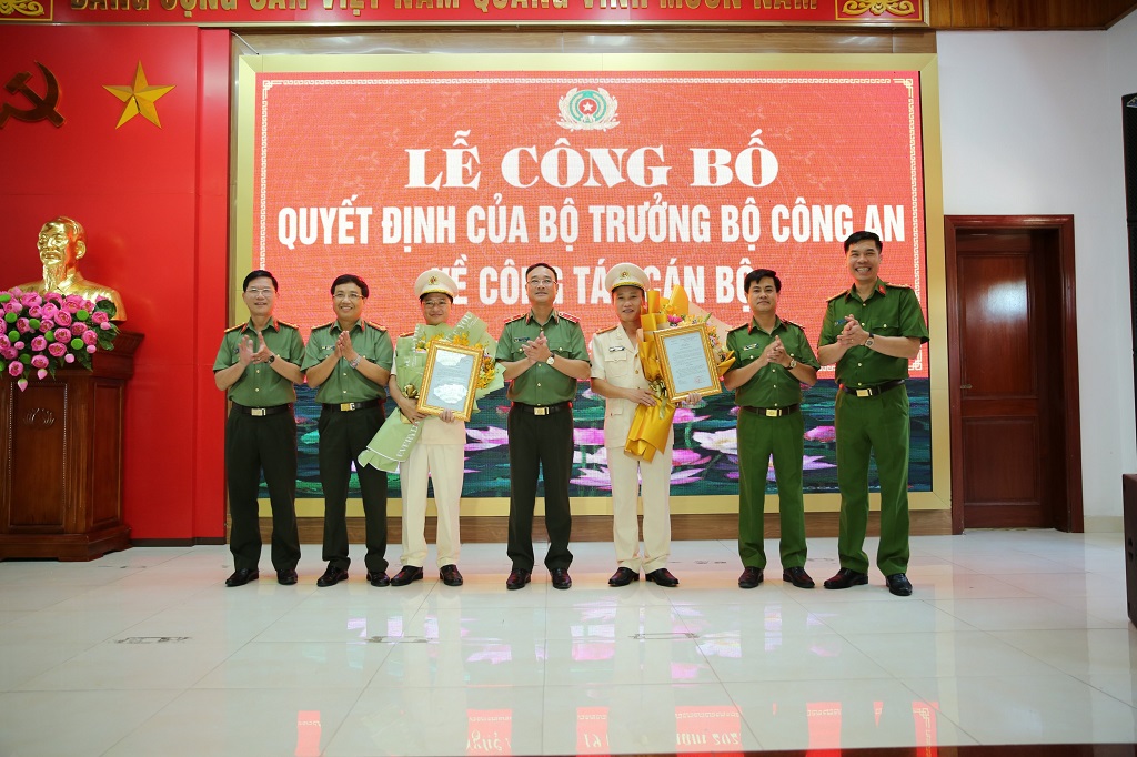 Các đồng chí trong Ban Giám đốc Công an tỉnh chúc mừng đồng chí Thượng tá Trần Ngọc Tuấn và đồng chí Thượng tá Nguyễn Duy Thanh