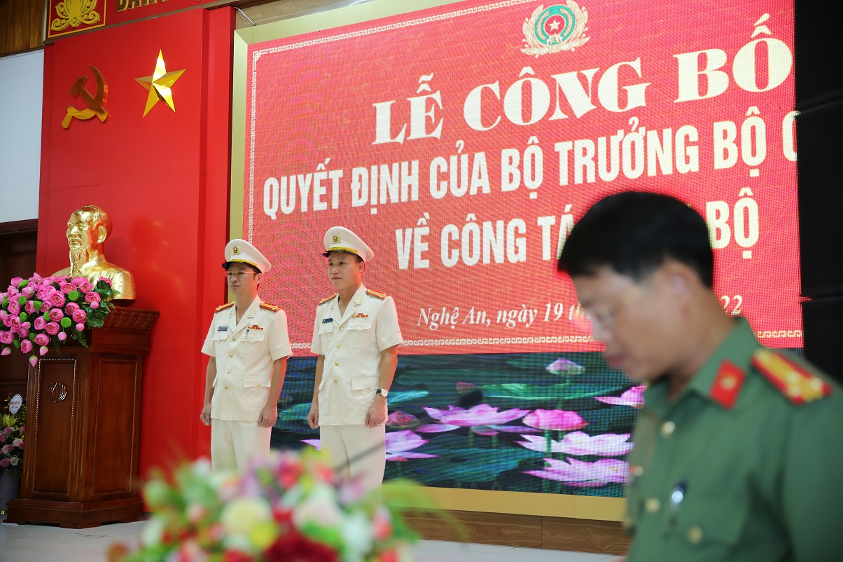 02 đồng chí tân Phó Giám đốc Công an tỉnh Nghệ An, đồng chí Thượng tá Trần Ngọc Tuấn và đồng chí Thượng tá Nguyễn Duy Thanh