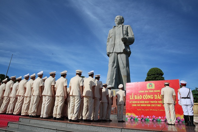 Lễ báo công dâng Bác tại Quảng trường Hồ Chí Minh, thành phố Vinh diễn ra trong không khí trang nghiêm, thành kính