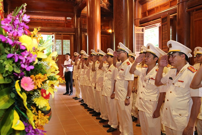 Tại khu di tích Kim Liên, huyện Nam Đàn, các đại biểu tỏ lòng thành kính, biết ơn vô hạn đối với tư tưởng, tấm gương, đạo đức của Chủ tịch Hồ Chí Minh