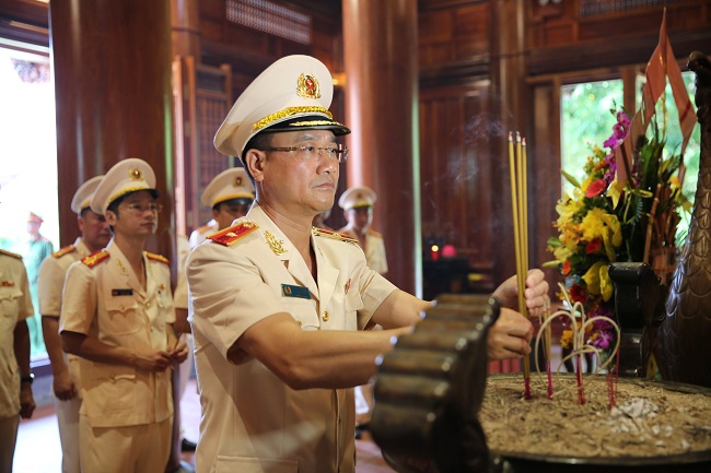 Đồng chí Thiếu tướng Phạm Thế Tùng, Ủy viên BTV Tỉnh ủy, Giám đốc Công an tỉnh dâng hương lên anh linh Chủ tịch Hồ Chí Minh