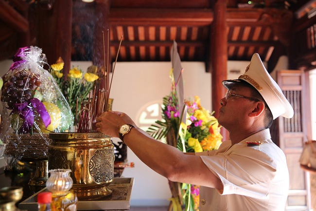Đồng chí Thiếu tướng Phạm Thế Tùng, Ủy viên BTV Tỉnh ủy, Giám đốc Công an tỉnh dâng hương tưởng niệm cố Bộ trưởng Trần Quốc Hoàn