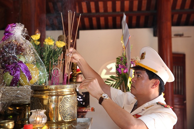 Đồng chí Đại tá Nguyễn Đức Hải, Phó Giám đốc, Thủ trưởng Cơ quan Cảnh sát điều tra Công an tỉnh dâng hương tưởng niệm cố Bộ trưởng Trần Quốc Hoàn
