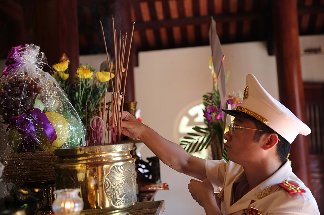 Đồng chí Thượng tá Trần Ngọc Tuấn, Phó Giám đốc Công an tỉnh dâng hương tưởng niệm cố Bộ trưởng Trần Quốc Hoàn