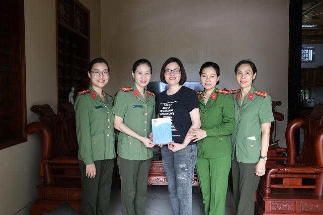 Thắp hương và tặng quà cho thân nhân gia đình Liệt sĩ Nguyễn Văn Lý tại huyện Nam Đàn