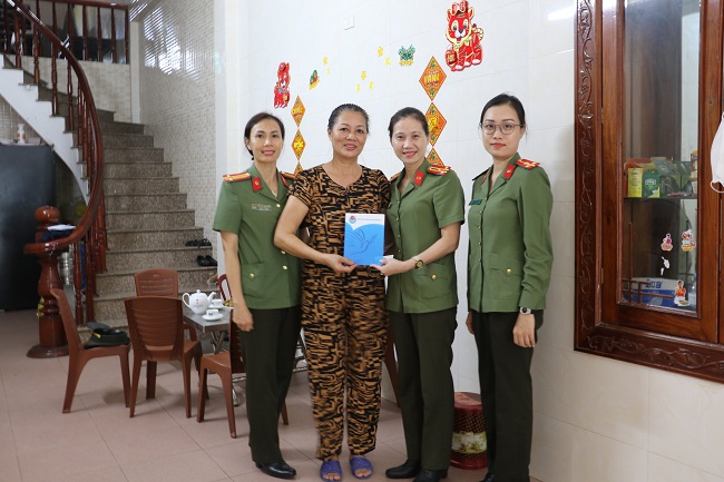 Thăm và tặng quà cho thân nhân Liệt sĩ tại thành phố Vinh
