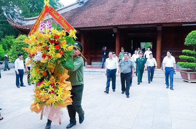 Đồng chí Thủ tướng Phạm Minh Chính và đoàn đại biểu về Khu Di tích Kim Liên tưởng niệm Chủ tịch Hồ Chí Minh