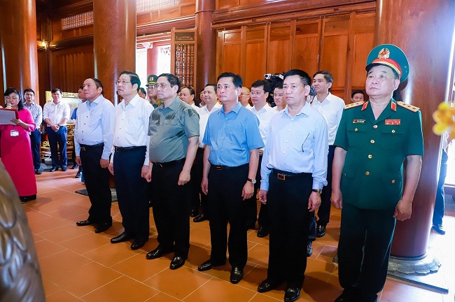 Đoàn đại biểu bày tỏ lòng thành kính, biết ơn vô hạn trước anh linh Chủ tịch Hồ Chí Minh