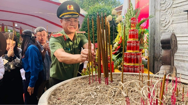 Đồng chí Thiếu tướng Phạm Thế Tùng, Ủy viên BTV Tỉnh ủy, Giám đốc Công an tỉnh thắp hương tri ân các anh hùng liệt sỹ tại Nghĩa trang Liệt sỹ quốc tế Việt - Lào, huyện Anh Sơn, Nghệ An