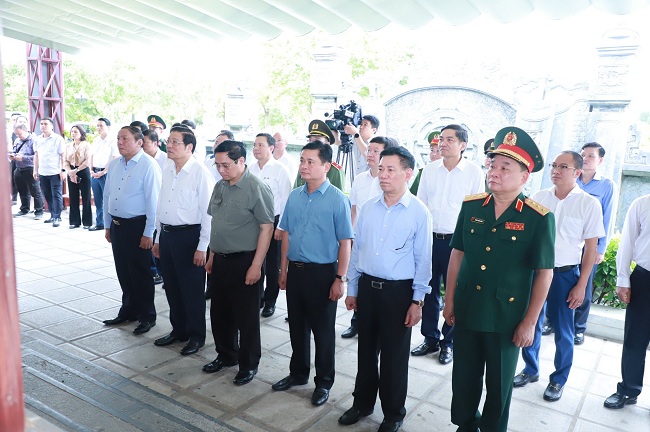 Đồng chí Thủ tướng Phạm Minh Chính và đoàn đại biểu dâng hoa, dâng hương tại Khu Di tích lịch sử Quốc gia Truông Bồn