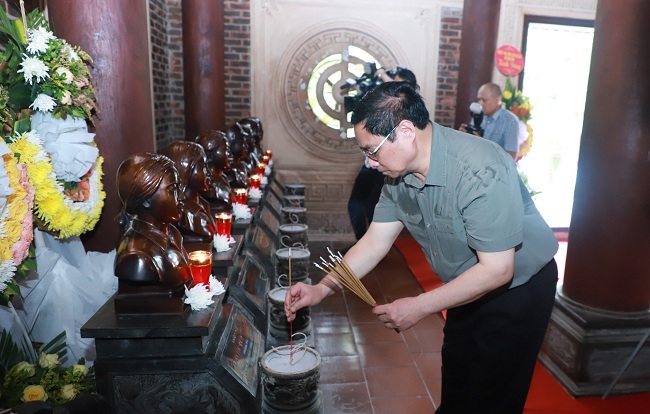 Đồng chí Thủ tướng Chính phủ Phạm Minh Chính dâng hương tri ân 13 chiến sĩ thanh niên xung phong thuộc Đại đội Thanh niên xung phong 317, Đội 65, Tổng đội Thanh niên xung phong chống Mỹ cứu nước tỉnh Nghệ An hi sinh ngày 31/10/1968