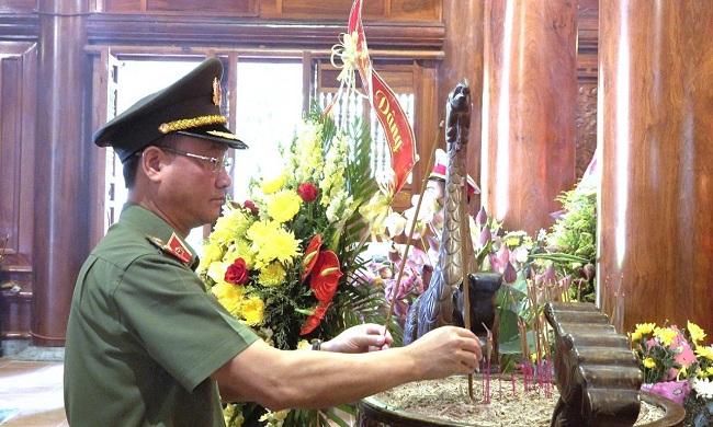 Đồng chí Thiếu tướng Phạm Thế Tùng, Ủy viên Ban Thường vụ Tỉnh ủy, Giám đốc Công an tỉnh dâng hương lên anh linh Chủ tịch Hồ Chí Minh