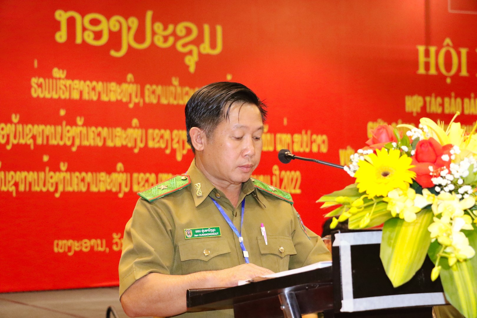 Đồng chí Thiếu tướng Èn Ùn A Nông Nụt - Giám đốc, Trưởng đoàn đại biểu Công an tỉnh Hủa Phăn phát biểu tại Hội nghị
