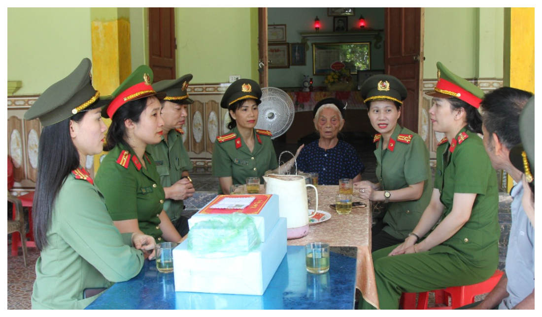 Thăm, tặng quà Mẹ Việt Nam Anh hùng