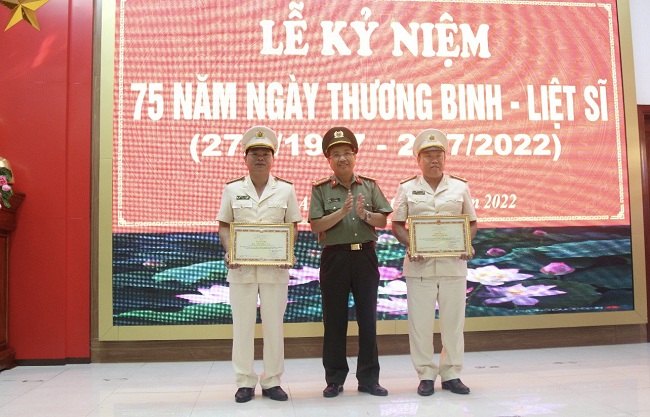 Trao thưởng cho các tập thể, cá nhân có thành tích xuất sắc