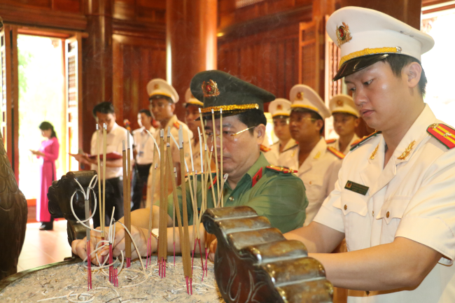 Đoàn Thanh niên Công an tỉnh dâng hương tại Khu di tích Kim Liên