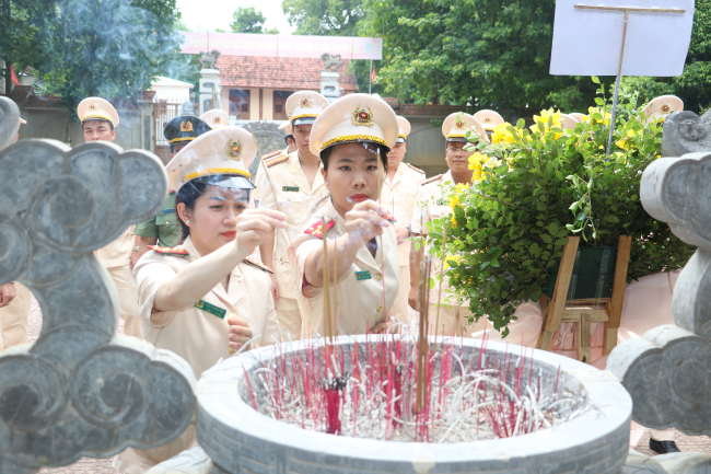 Thắp hương tại Nhà tưởng niệm cố Bộ trưởng Trần Quốc Hoàn