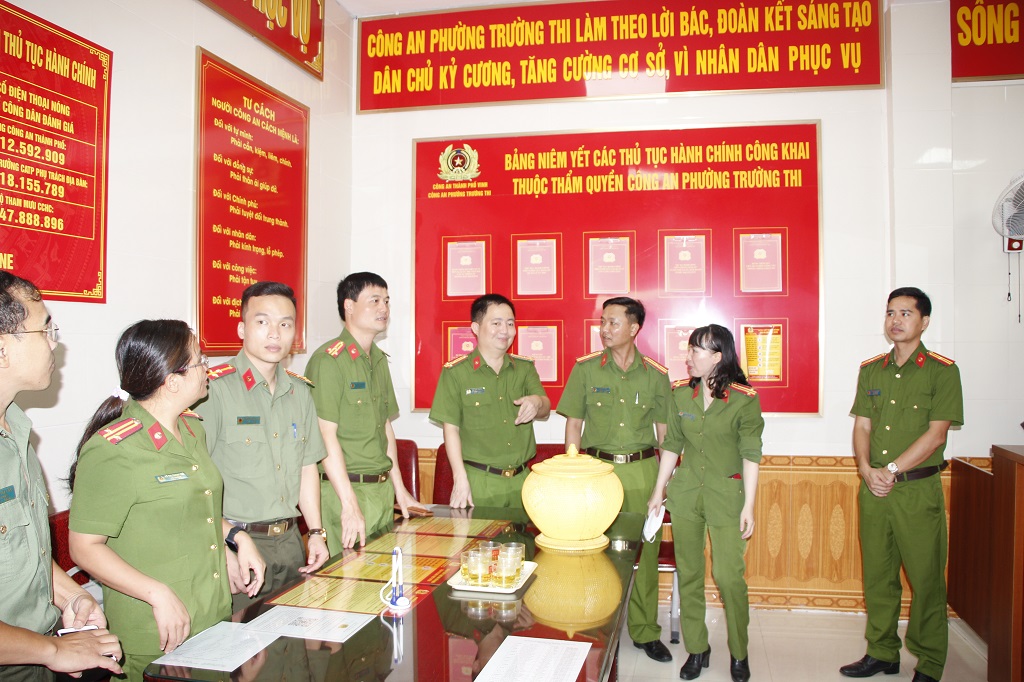 Tham quan mô hình CCHC tại Bộ phận một cửa Công an phường Trường Thi, thành phố Vinh