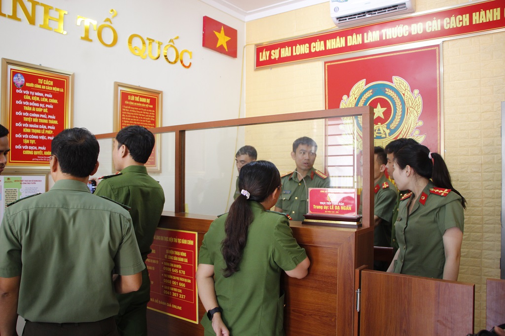 Tại Bộ phận một cửa Công an huyện Nghi Lộc, Công an thị trấn Quán Hành và Công an xã Nghi Trung, huyện Nghi Lộc
