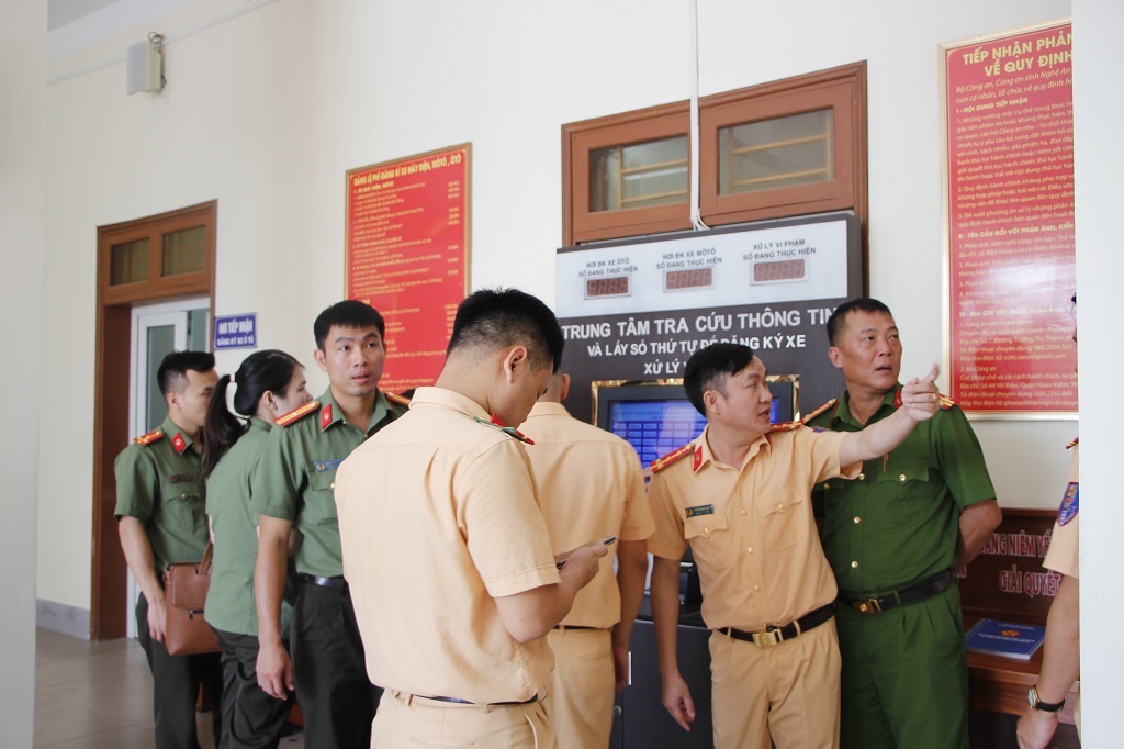 Tham quan mô hình CCHC tại Phòng Cảnh sát giao thông