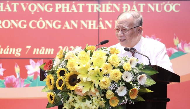 Đồng chí Giáo sư - Tiến sĩ Hoàng Chí Bảo phát biểu tại Hội thảo