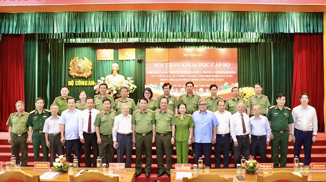 Các đại biểu chụp ảnh lưu niệm