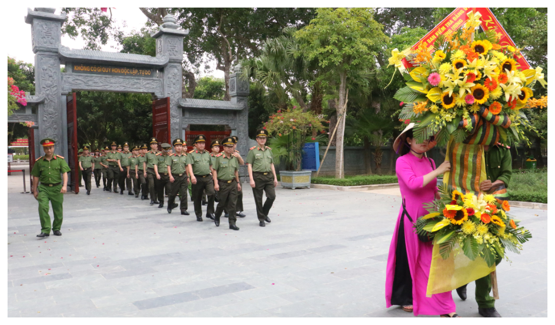 Dâng hoa, dâng hương tại Khu di tích Kim Liên và Đền Chung Sơn