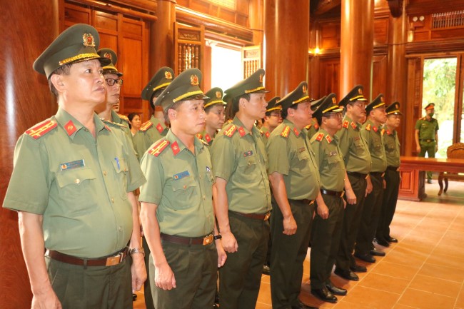 Đoàn đã đến dâng hoa, dâng hương tại Khu di tích Kim Liên