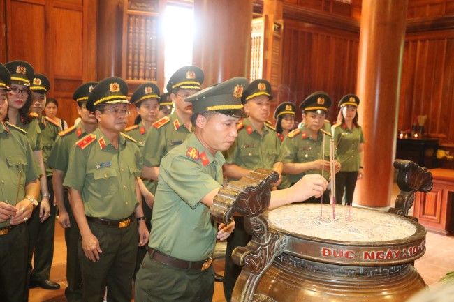 Đồng chí Thượng tá Nguyễn Duy Thanh, Phó Giám đốc Công an tỉnh thắp nén hương thơm trước anh linh Chủ tịch Hồ Chí Minh