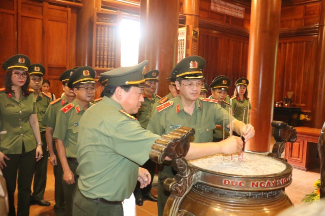 Trước anh linh của Bác, tập thể cán bộ, chiến sĩ Cơ quan Ủy ban Kiểm tra Đảng ủy Công an Trung ương nguyện hứa sẽ quyết tâm phấn đấu hoàn thành xuất sắc nhiệm vụ được giao